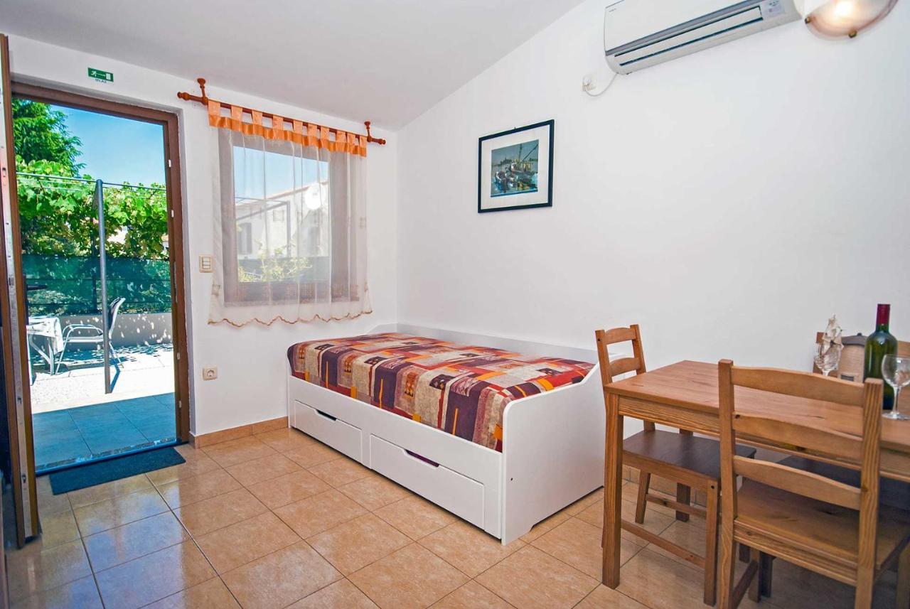 Apartman Kirac Pomer Exterior photo