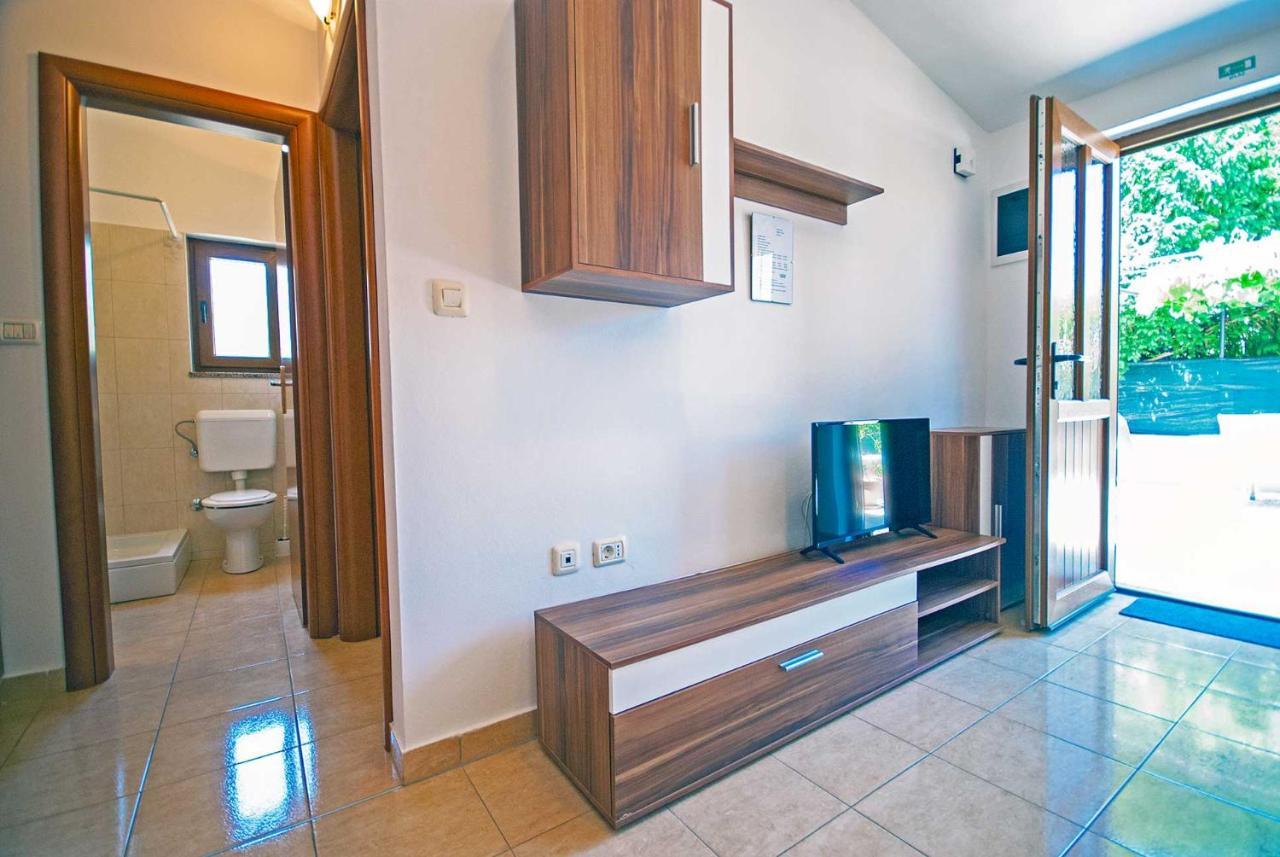 Apartman Kirac Pomer Exterior photo