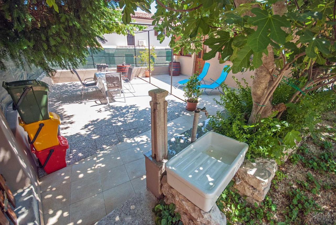Apartman Kirac Pomer Exterior photo